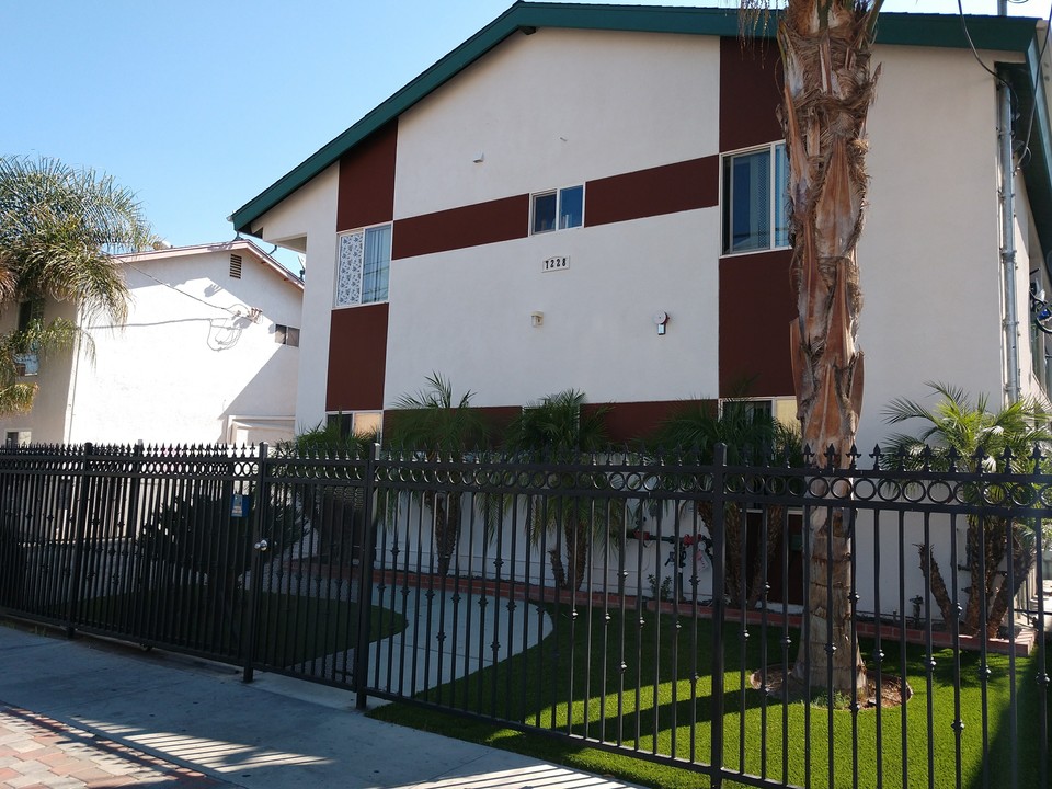 7228 Independence Ave in Canoga Park, CA - Building Photo