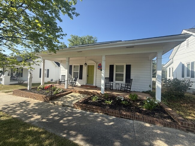 303 W Parrish Dr in Benson, NC - Building Photo - Building Photo