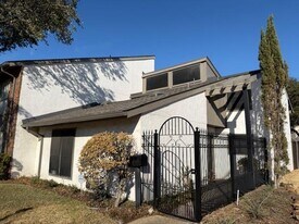 9702 Amberton Pkwy in Dallas, TX - Building Photo