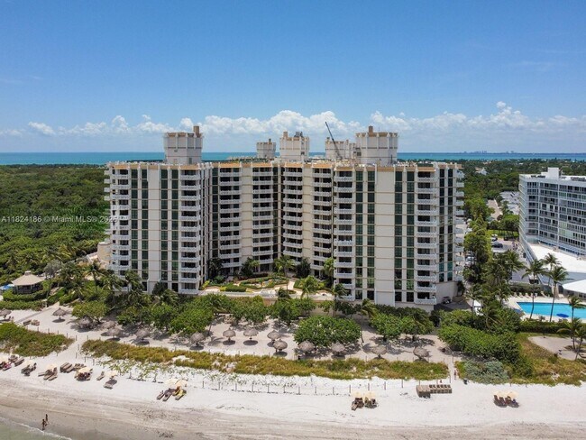 1121 Crandon Blvd in Key Biscayne, FL - Foto de edificio - Building Photo