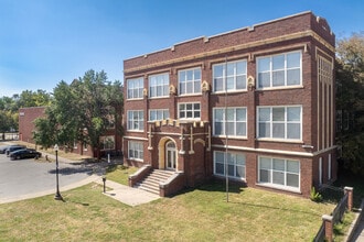 Roosevelt School Apartments in Decatur, IL - Foto de edificio - Primary Photo