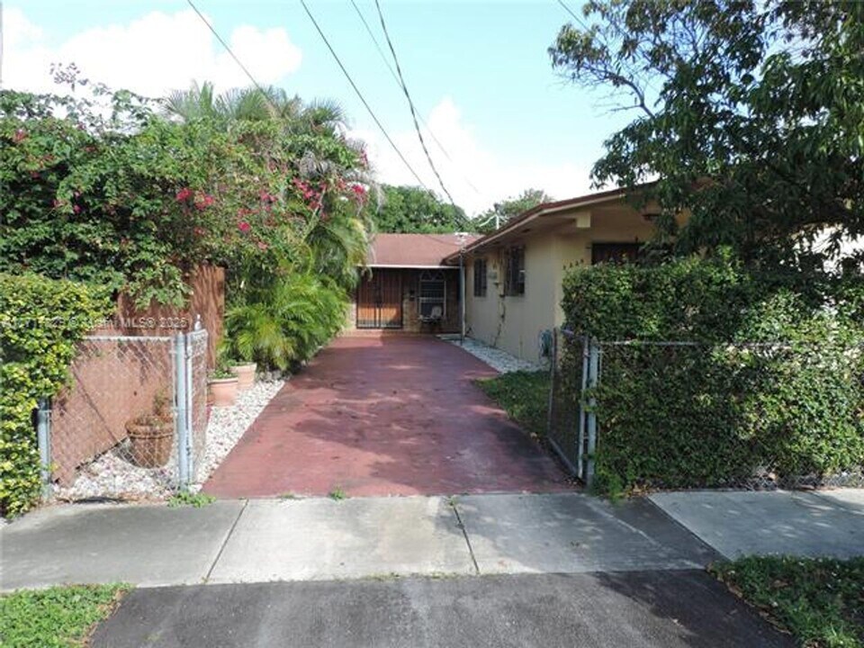 3225 SW 27th St in Miami, FL - Building Photo