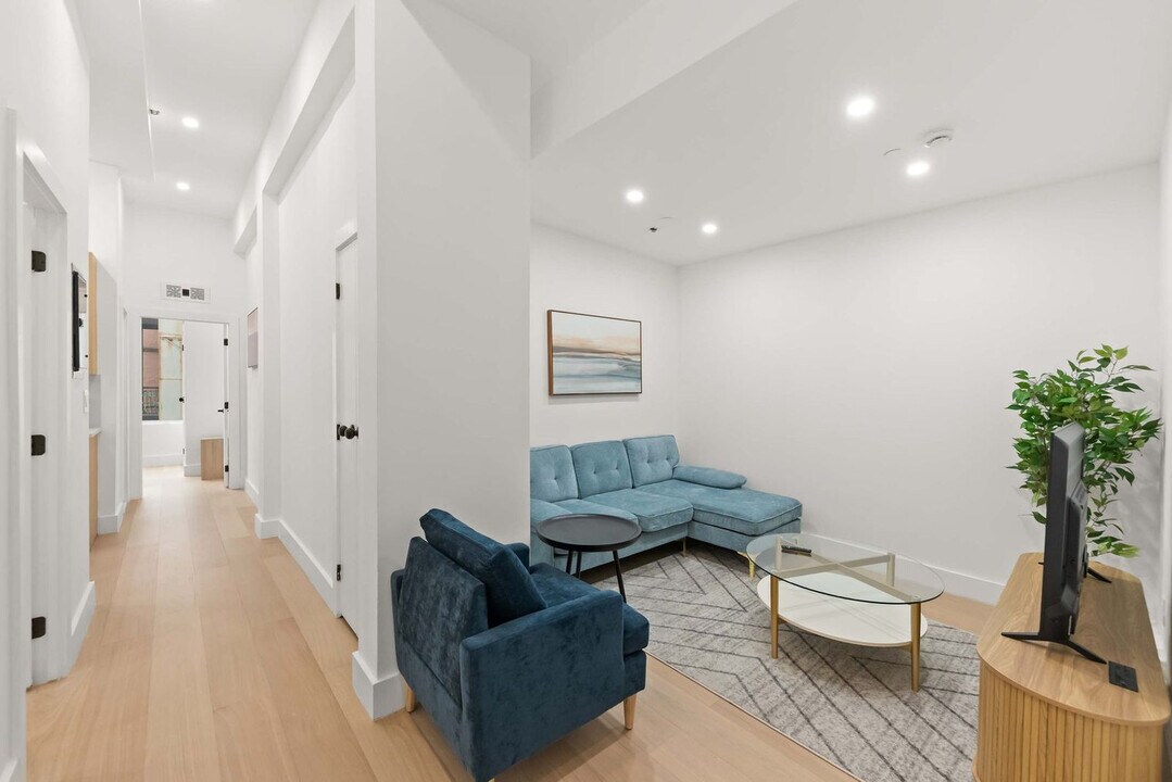 19 St Marks Pl in New York, NY - Building Photo