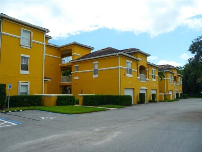 5045 Fairways Cir in Vero Beach, FL - Foto de edificio - Building Photo