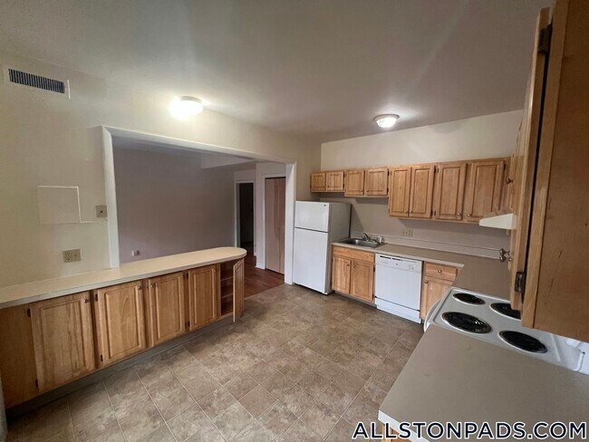 1133 Commonwealth Ave in Boston, MA - Building Photo - Building Photo