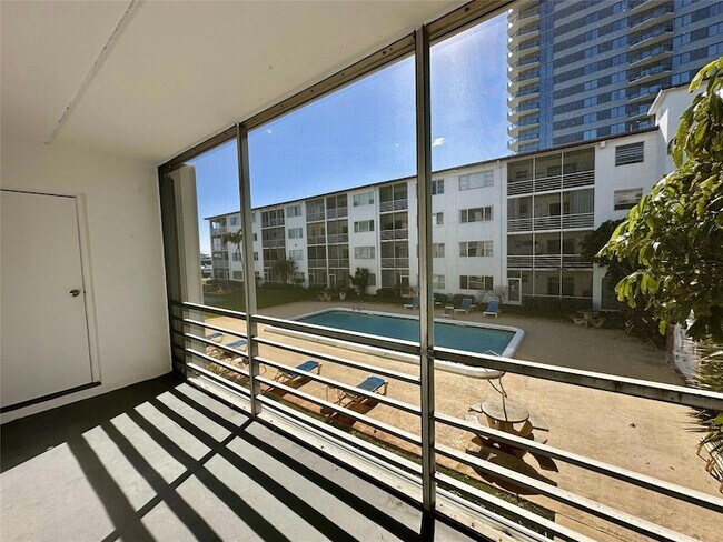 4500 N Flagler Dr, Unit 206 B7 in West Palm Beach, FL - Foto de edificio - Building Photo