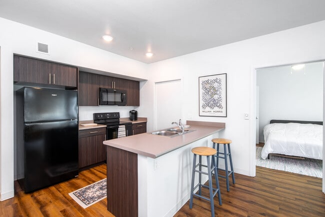 Oliver Station Apartments in Portland, OR - Foto de edificio - Building Photo