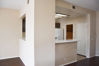 732 N Siavohn Dr in Orange, CA - Foto de edificio - Building Photo