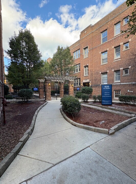 622 W Barry Ave in Chicago, IL - Building Photo