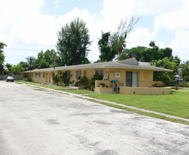 1590 NE 118th St in Miami, FL - Foto de edificio - Building Photo