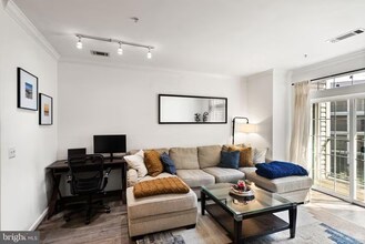 2465 Army Navy Dr, Unit #204 in Arlington, VA - Building Photo - Building Photo