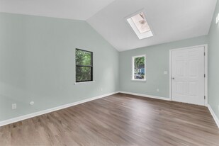 8511 England St in Overland Park, KS - Building Photo