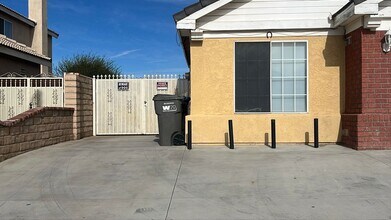 2121 Beechwood St in Lancaster, CA - Building Photo - Building Photo