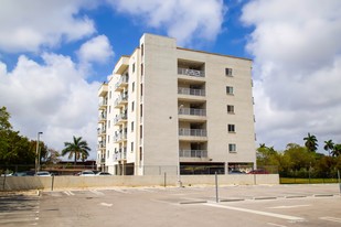 Cedars Apartments in Miami, FL - Foto de edificio - Building Photo