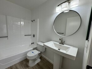 1136 N Escondido Blvd in Escondido, CA - Foto de edificio - Building Photo