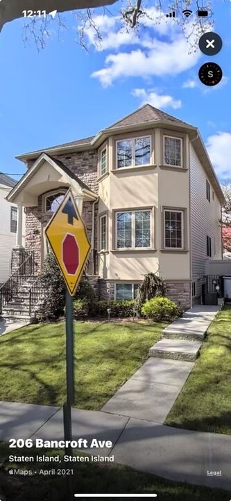 206 Bancroft Ave in Staten Island, NY - Building Photo