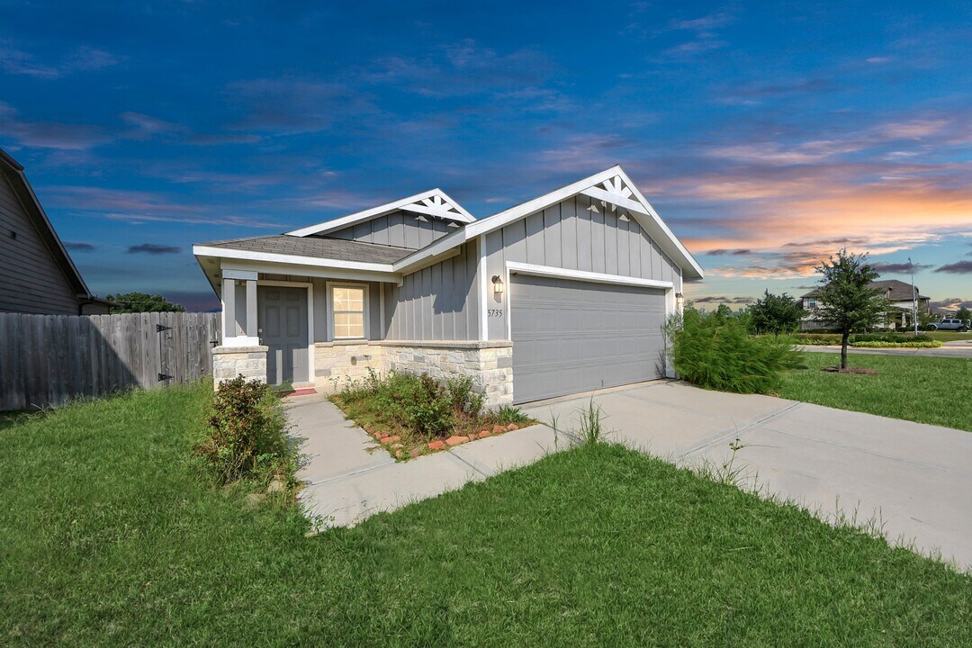 5735 Prairie Chapel Rd in Katy, TX - Building Photo