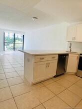 2345 NE 135th St-Unit -307 in North Miami, FL - Foto de edificio - Building Photo