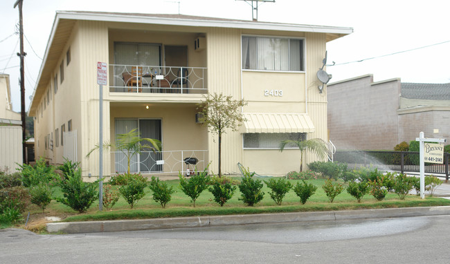 2403 Seneca St in Pasadena, CA - Foto de edificio - Building Photo