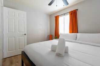 6302 Manor Rd in Austin, TX - Foto de edificio - Building Photo