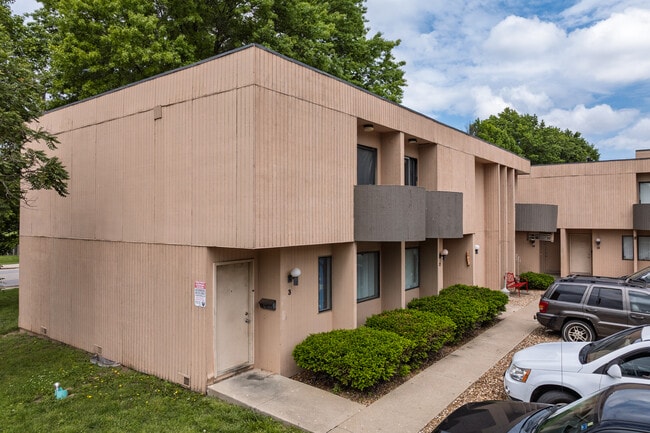 Pepper Tree Apartments in Springfield, MO - Building Photo - Primary Photo
