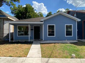 216 E Rische St in San Antonio, TX - Building Photo