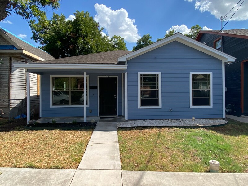 216 E Rische St in San Antonio, TX - Building Photo
