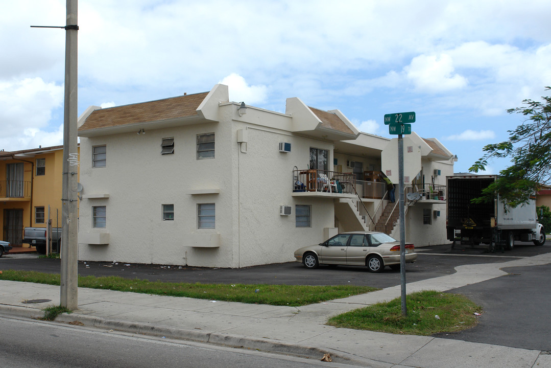 Metro Sun Apartments in Miami, FL - Building Photo