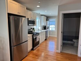 492 Cabot St, Unit Unit 3 in Beverly, MA - Building Photo