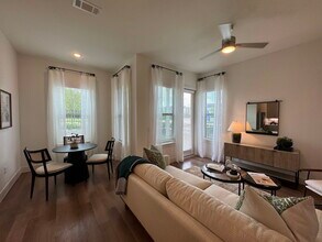 8100 Brewer Blvd in Fort Worth, TX - Foto de edificio - Building Photo