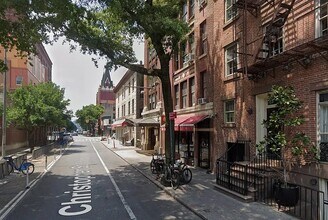 135 Christopher St in New York, NY - Foto de edificio - Building Photo