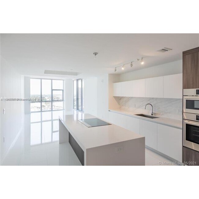 851 NE 1st Ave in Miami, FL - Building Photo - Building Photo