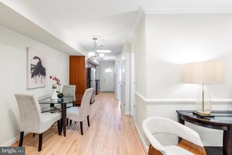 1229 18th St NE in Washington, DC - Foto de edificio - Building Photo