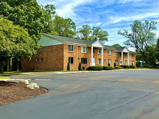 1252 E West Maple Rd in Walled Lake, MI - Building Photo - Building Photo