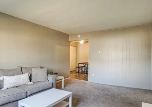 2323 Shoreland Ave in Toledo, OH - Building Photo - Building Photo