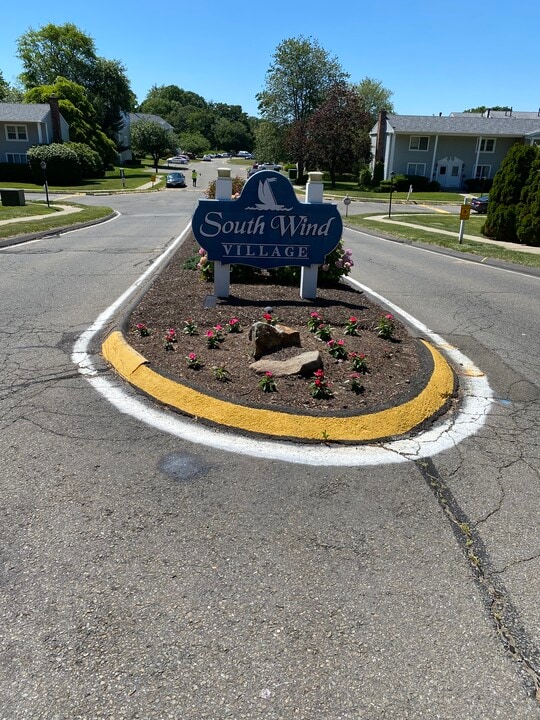 105 Carriage Path S, Unit 105 Carriage Path South in Milford, CT - Building Photo