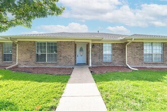 801 Meadowgate Dr in Garland, TX - Building Photo - Building Photo