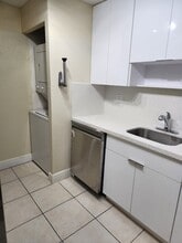 9950 N Kendall Dr, Unit 423 in Miami, FL - Building Photo - Building Photo