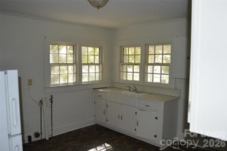 247 N Main St in Troutman, NC - Foto de edificio - Building Photo