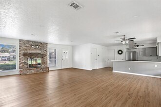 212 Normal Park Dr in Huntsville, TX - Building Photo - Building Photo