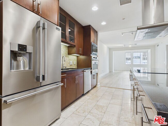 10700 Wilshire Blvd in Los Angeles, CA - Building Photo - Building Photo