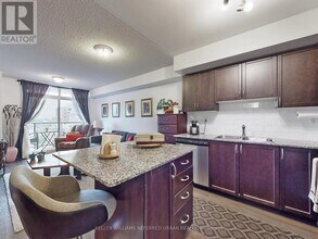 816 Lansdowne Ave in Toronto, ON - Building Photo - Building Photo