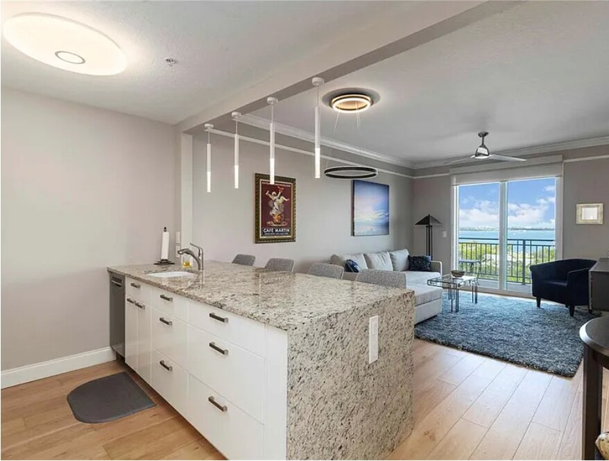 750 N Tamiami Trl, Unit 1005 in Sarasota, FL - Building Photo