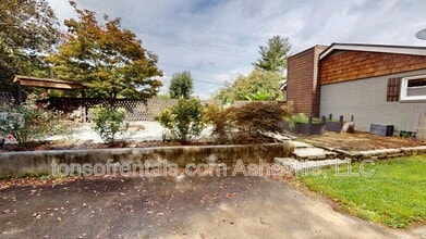 423 Crest Rd in East Flat Rock, NC - Building Photo - Building Photo