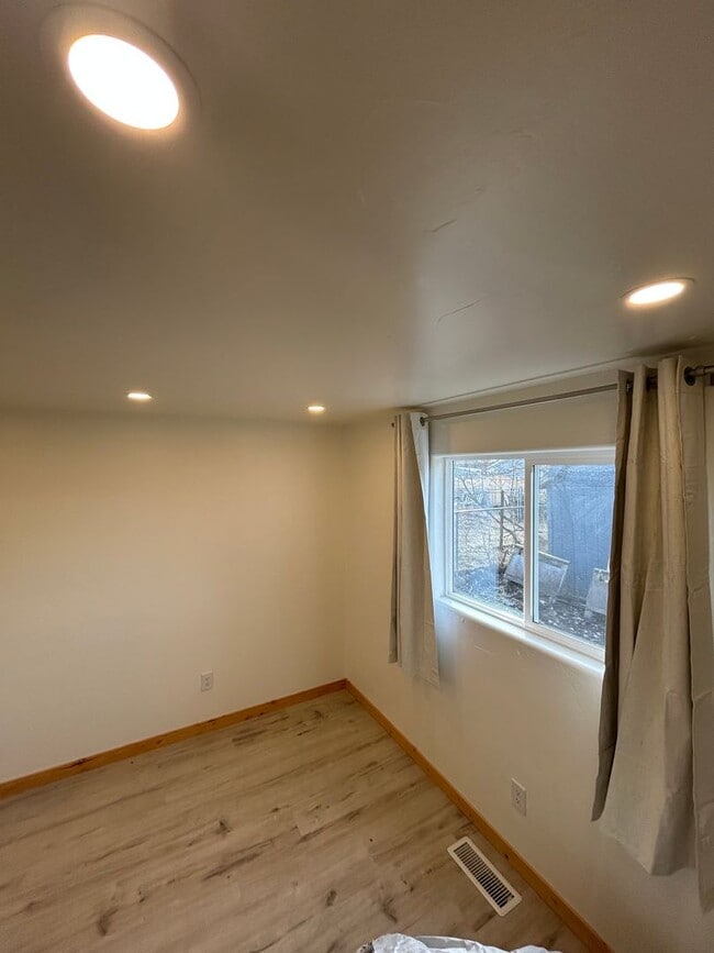 166 A St W in Columbia Falls, MT - Foto de edificio - Building Photo