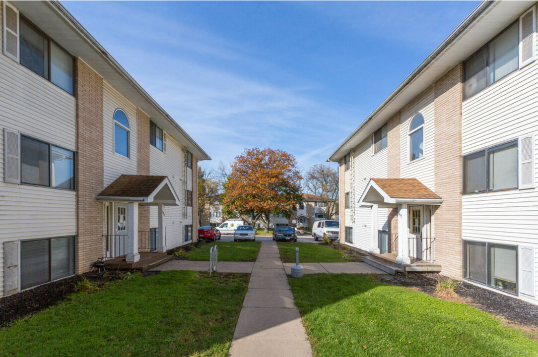 OakLee Apartment Homes in Cedar Rapids, IA - Building Photo