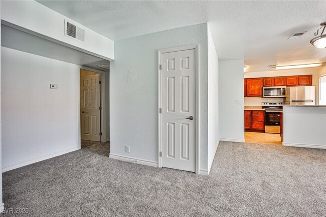 5240 Indian River Dr in Las Vegas, NV - Building Photo - Building Photo