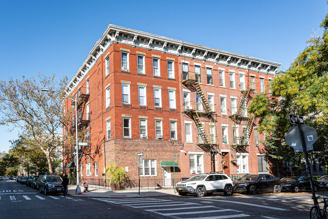 73 N Henry St in Brooklyn, NY - Building Photo