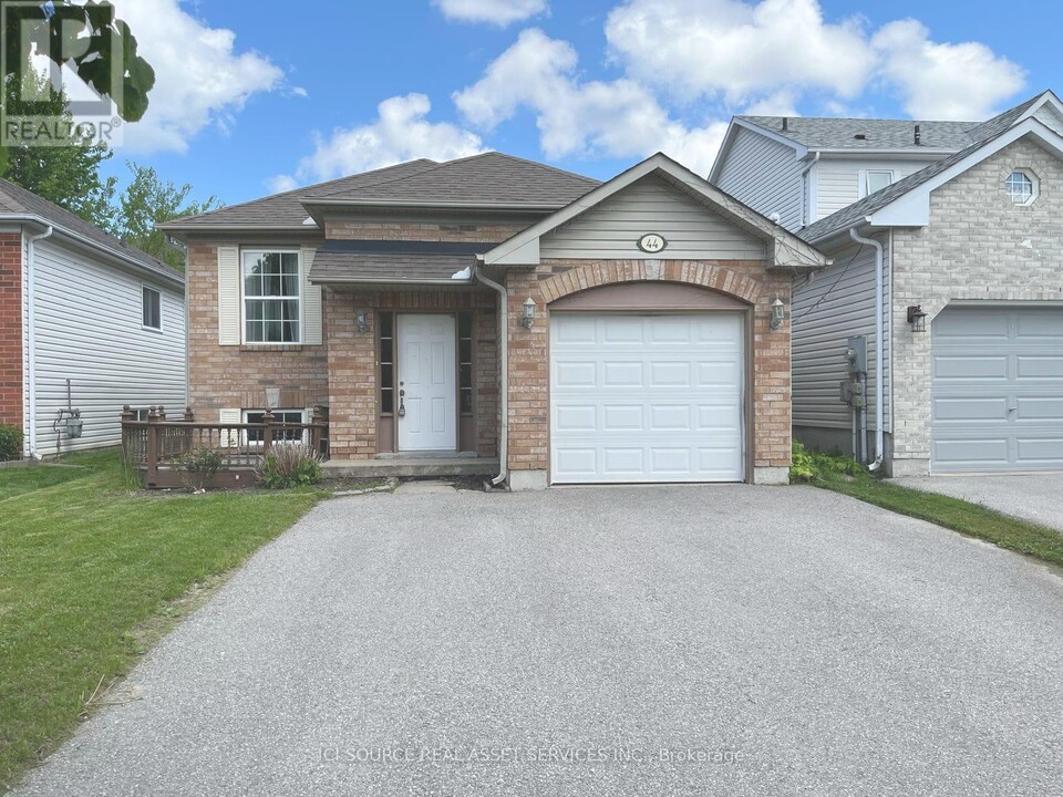 44 Moir Crescent in Barrie, ON - Building Photo
