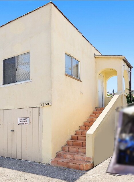 5730 Aldama St in Los Angeles, CA - Building Photo